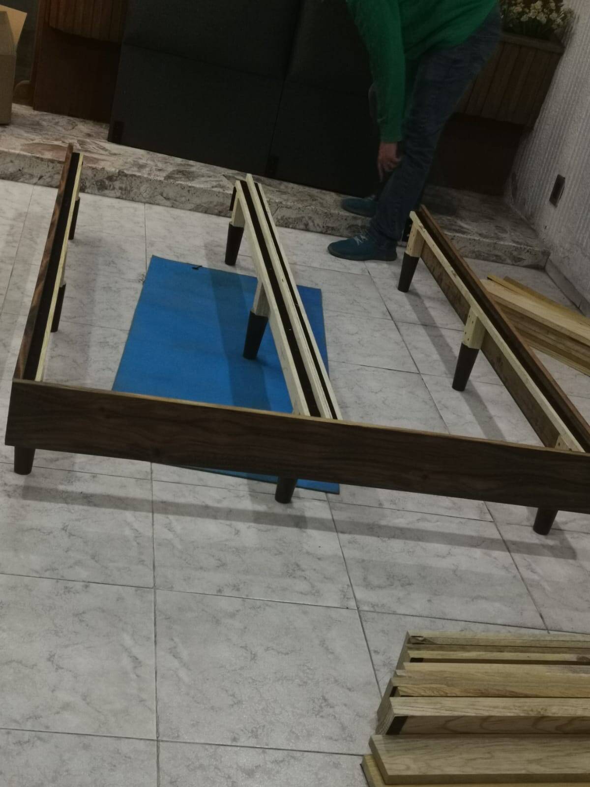 emma cama wooden con patas